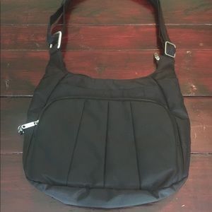 New black Travelon purse